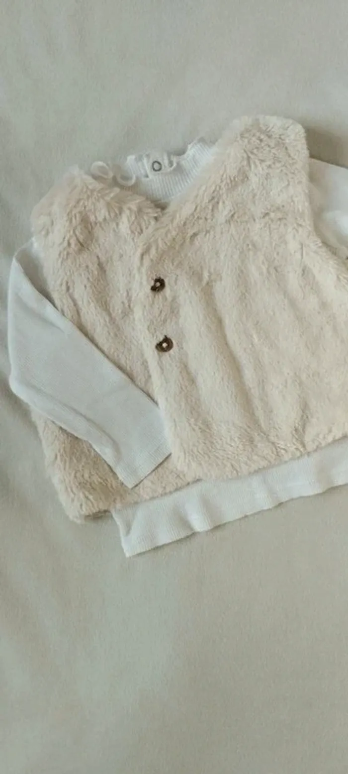 Lot gilet tee shirt 6 MOIS