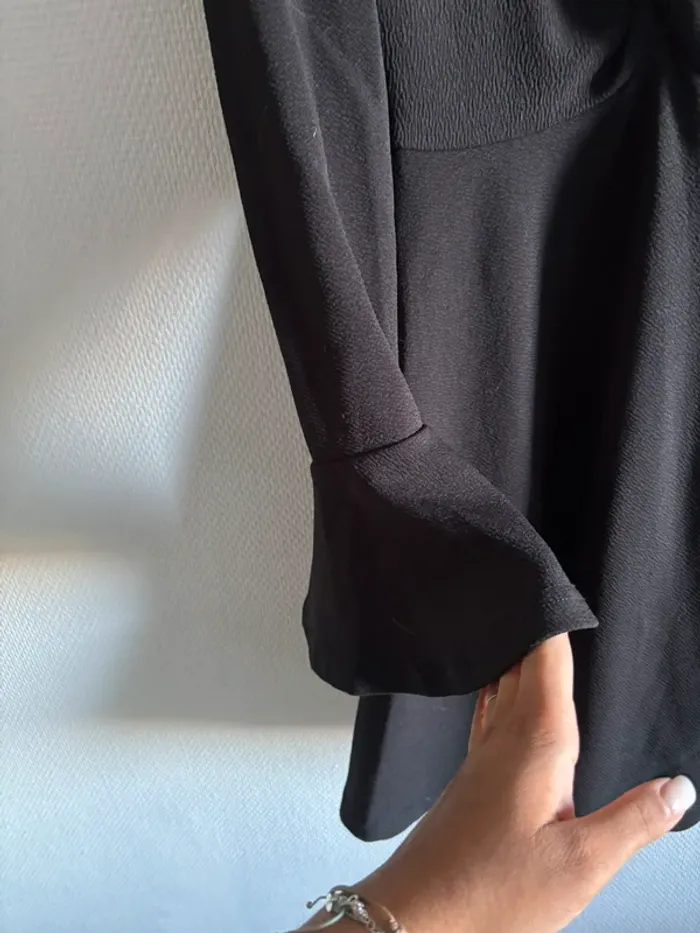 Robe fluide noire avec noeud - photo numéro 2
