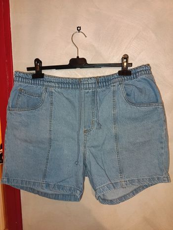 Joli short en jean T46 avec lien de serrage
