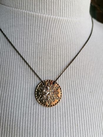 Chaine et pendentif metal doré