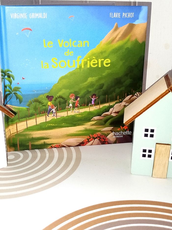 📚 Hachette Jeunesse Le volcan de la Soufrière NEUF