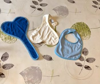 3 bavoirs bleu et crème