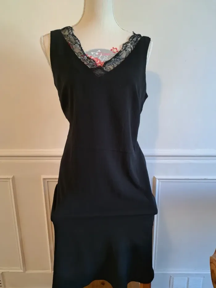 Robe noire encolure dentelle T 38
