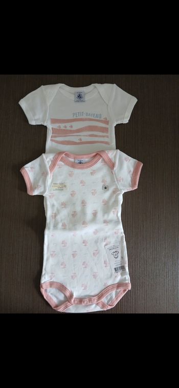 Lot 2 bodies fille manches courtes petit bateau 60 cm 3 mois