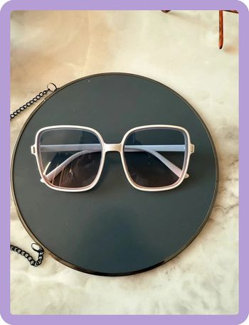 Lunette de soleil rectangulaire blanche