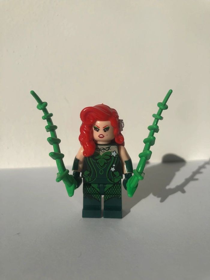 Figurine type lego Poison Yvi. Marvel