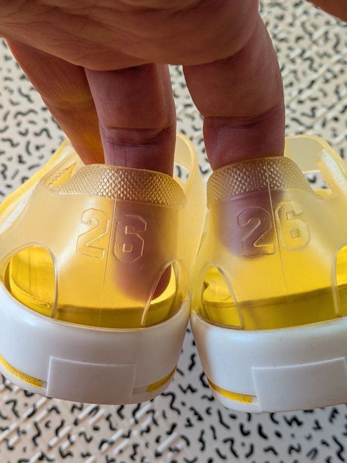 Sandales de plage IGOR pointure 26 jaunes - photo numéro 4
