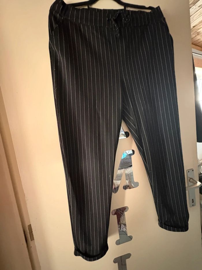 Pantalon noir à ligne blanche taille 44