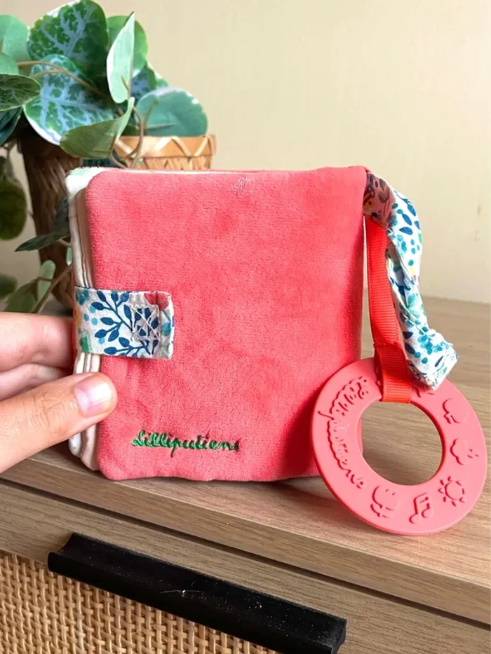 Petit Livre d'éveil en tissu-peluche Stella le faon avec anneau de dentition marque Lilliputiens - photo numéro 4