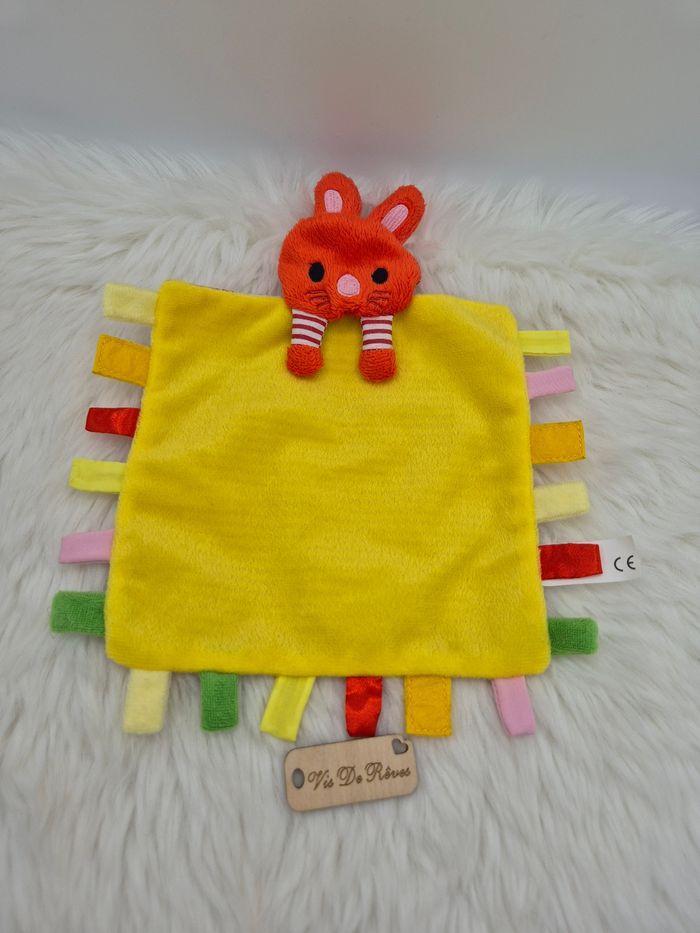 Doudou plat Carré Lapin Rouge Jaune Éditions Tourbillon