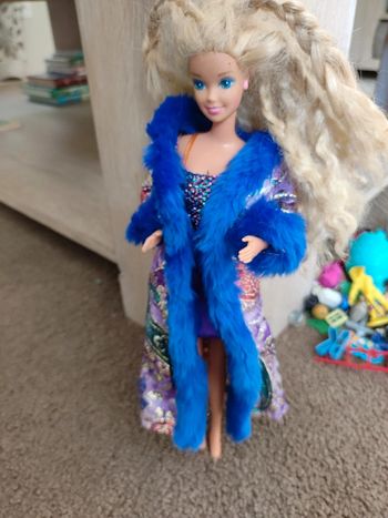 ancienne barbie avec sa tenue très belle