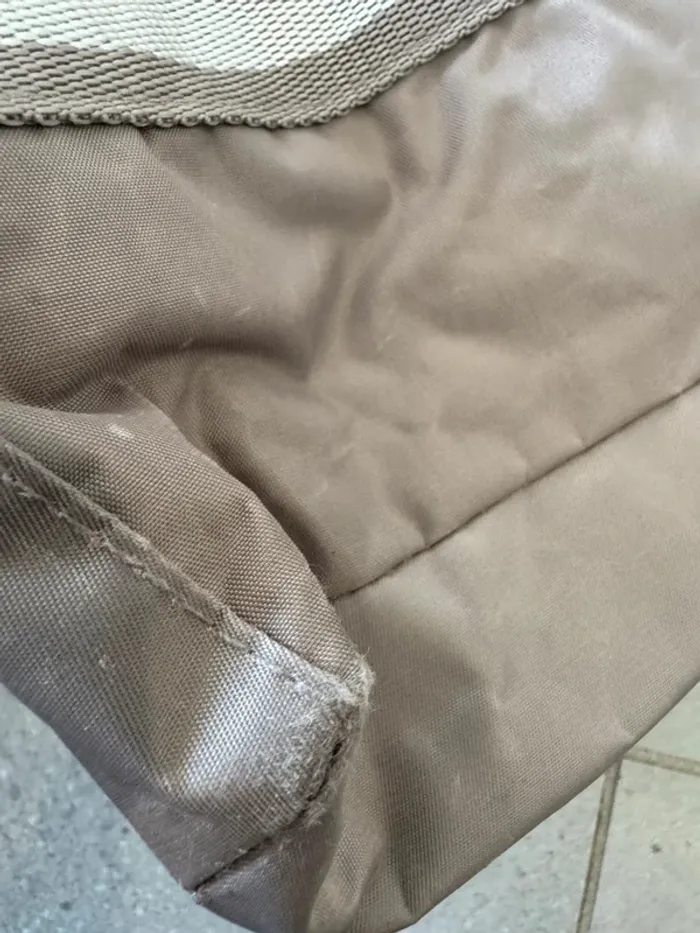 Sac à main gris Bensimons, il y a des marques d'usures et des petits trous dans les coins, 37x27cm - photo numéro 9