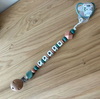 Attache-tétine personnalisé en silicone