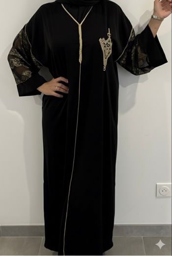 Abaya Noir Élegant avec Broderies Dorées