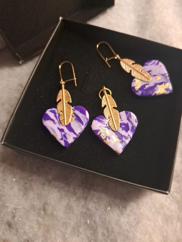 Boucles d'oreilles pendante avec pendentif assortie violet doré - photo numéro 4