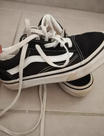 Basket Vans en très bon état très peu porté taille 30 noir et blanche fille garçon