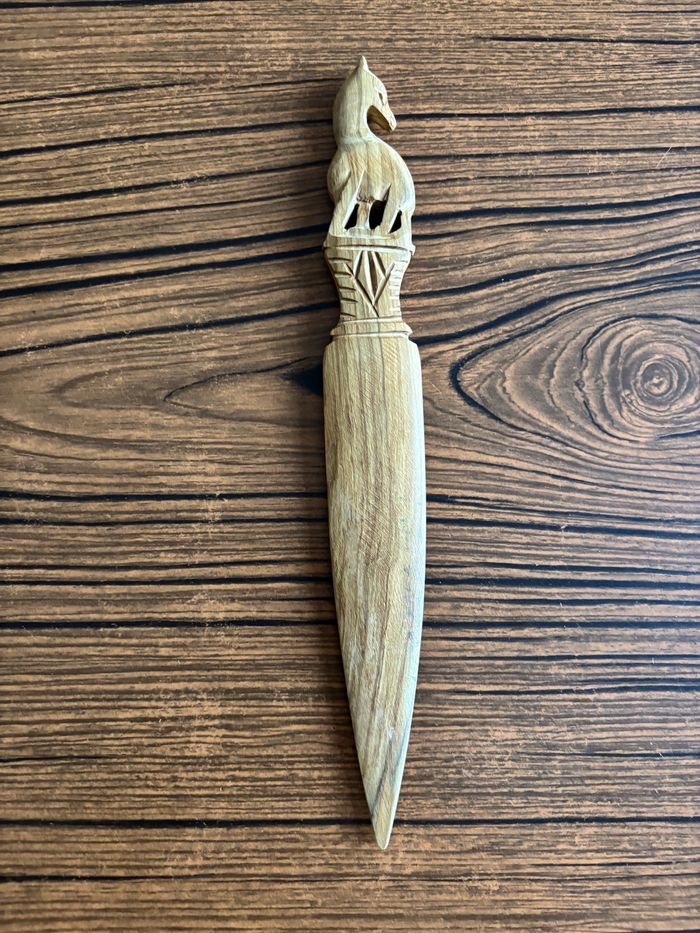 Coupe papier / ouvre lettre / tourne page  en bois sculpté - photo numéro 4