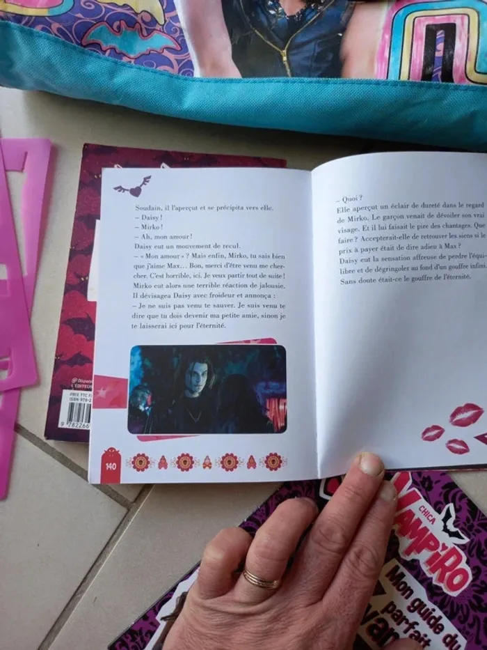 Lot articles Chicca Vampiro : Sac + livre+ bracelet + jeu - photo numéro 5