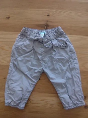 Pantalon gris clair avec noeud