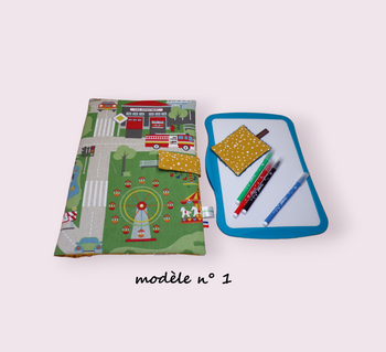 pochette range ardoise et feutres, effaceur offert, modèle en ville n° 1