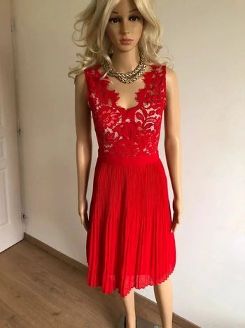 Robe rouge neuve sans manches avec dentelle Morgan taille 34 (valeur 85€)