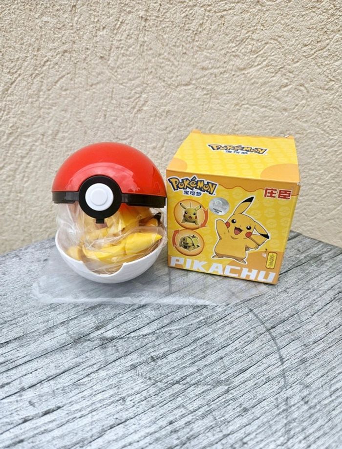 Figurine Pokémon Pikachu attack avec Pokéball