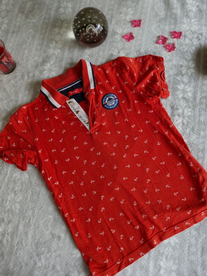 Polo rouge motif ancre blanc