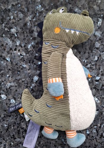 DOUDOU SEMI PLAT DINOSAURE - TAPE A L'OEIL