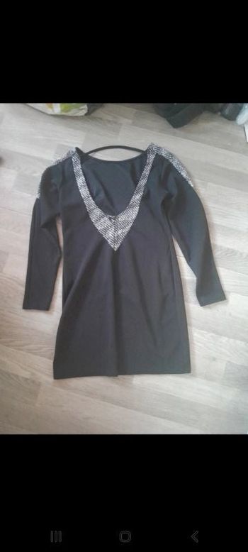 Robe de soirée noire avec brillants argentés