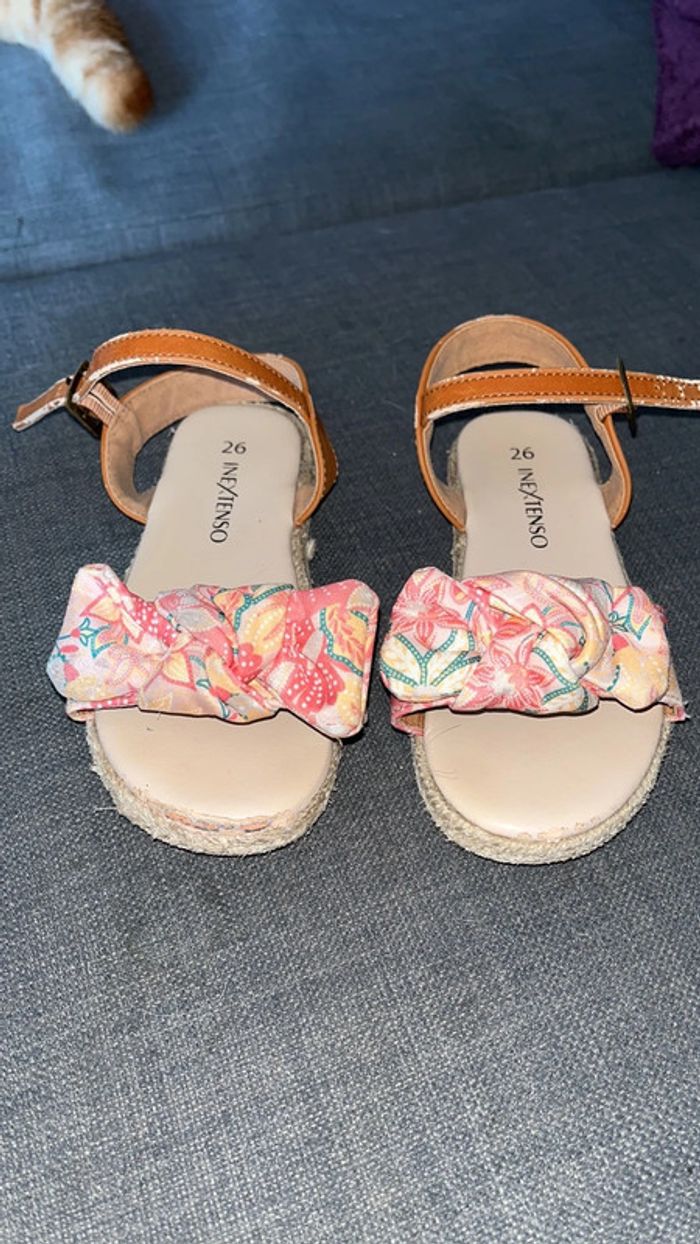 Très jolie paire de sandalettes en pointure 26