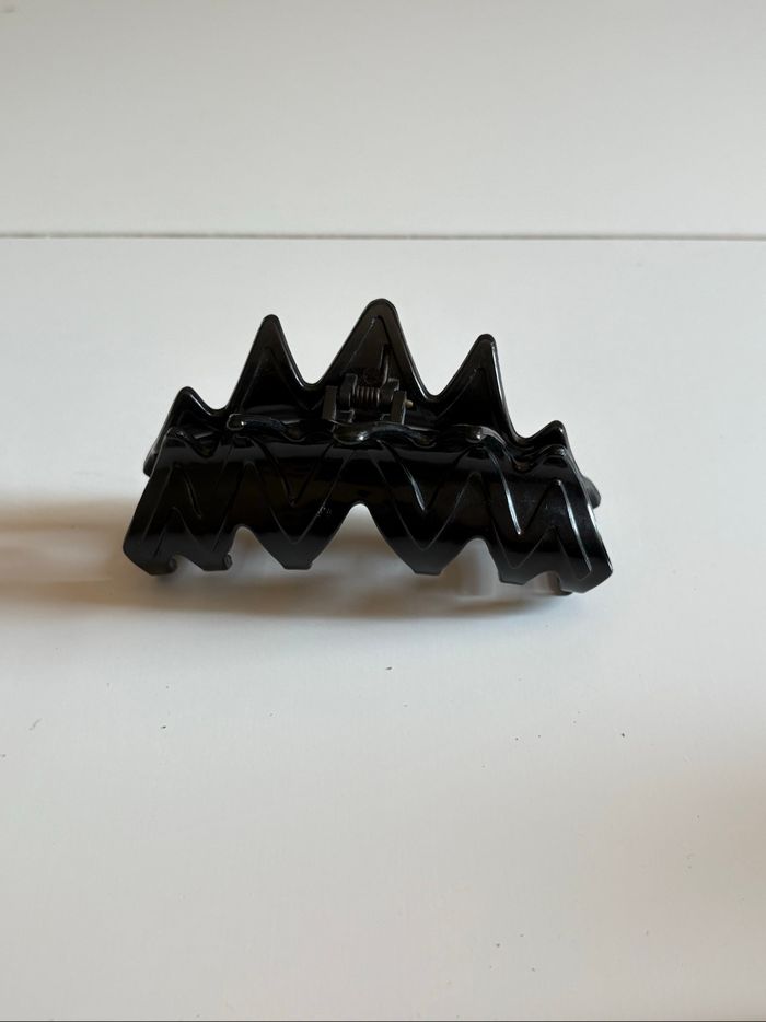 Pince à cheveux noire en plastique classique