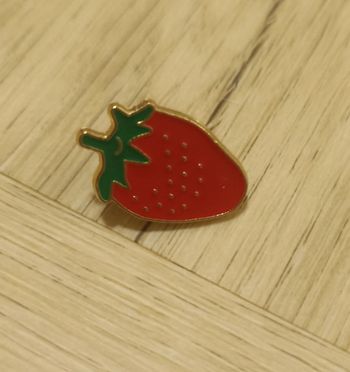Pin's fraise neuf