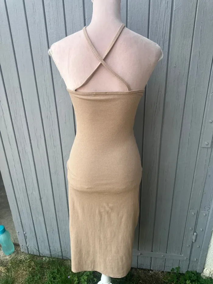 Robe d’été beige fines bretelles moulante longue - photo numéro 4
