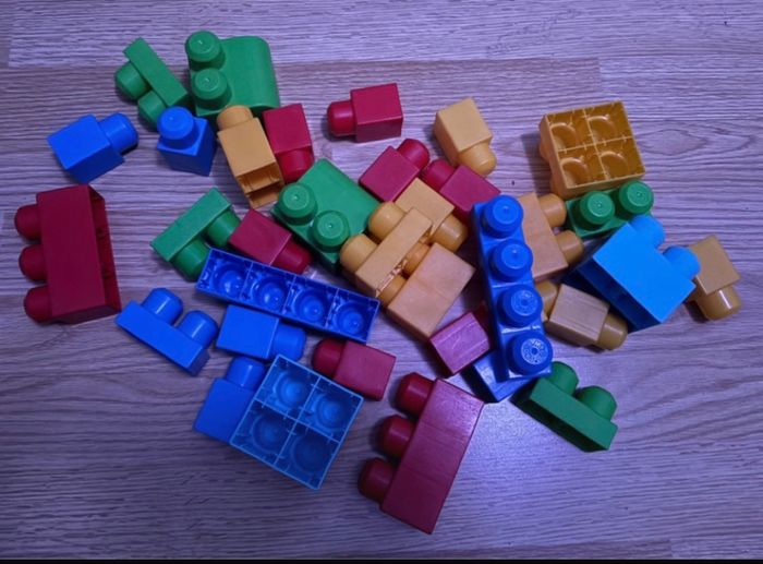 Table Mega Bloks + 75 Legos - photo numéro 3