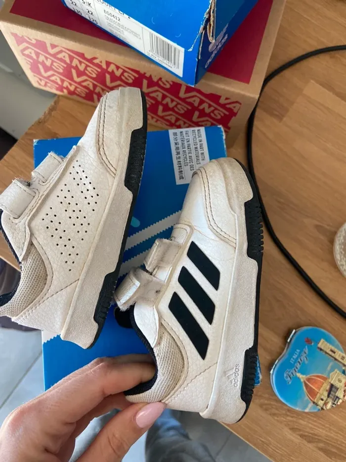 Basket Adidas enfant taille 22 - photo numéro 3