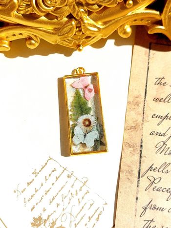 Magnifique pendentif en résine style bohème