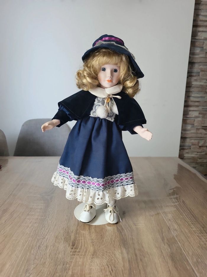 Poupée en porcelaine