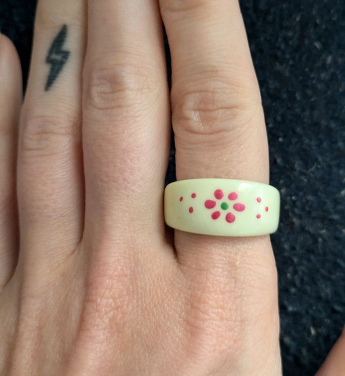 Bague en plastique style vintage