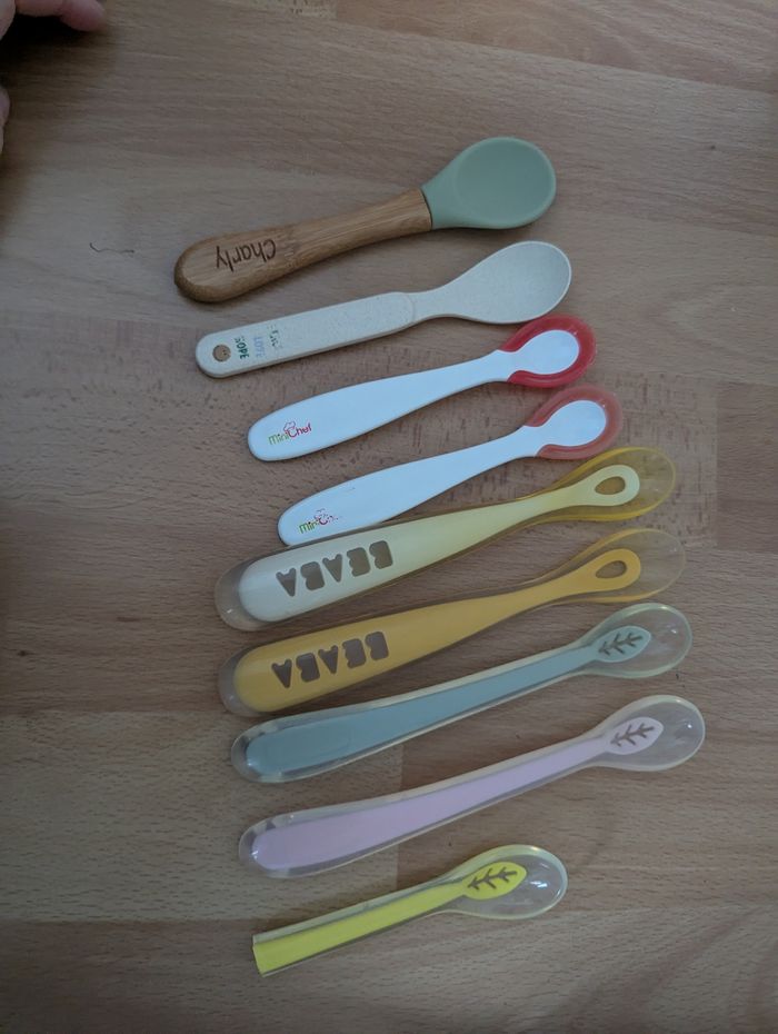 Lot articles puériculture biberons en verres, en plastique, cuillères etc. - photo numéro 7