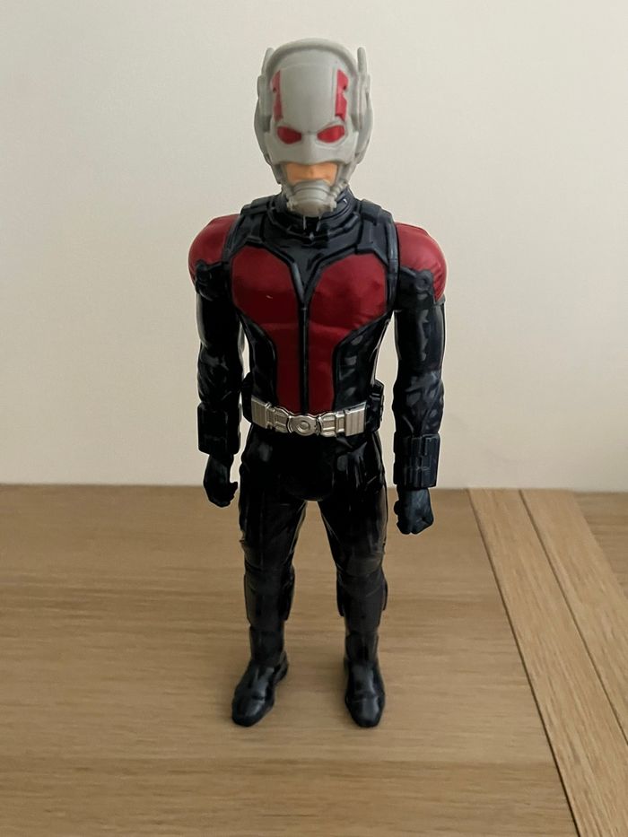 Figurine ant man