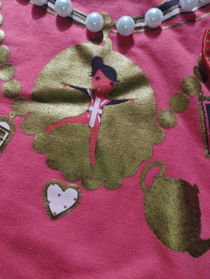 T-shirt girly neuf effet collier effet 3D avec perles , noeud 🎀, pendentif doré danseuse 2 ans - photo numéro 3