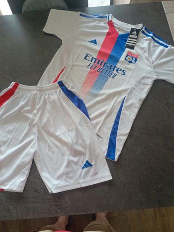 Tenue foot olympique lyonnais Lyon blanc. T.28