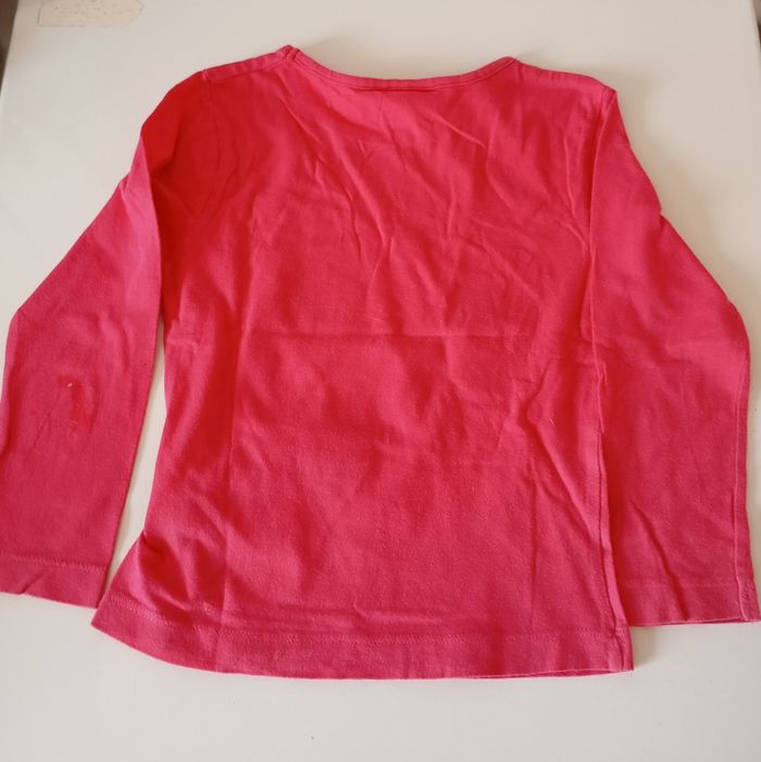 Tee-shirt manches longues.3 ans . Coton rose fushia ,motifs pailletés argent et or .Hello Kitty. Très bon état. - photo numéro 3
