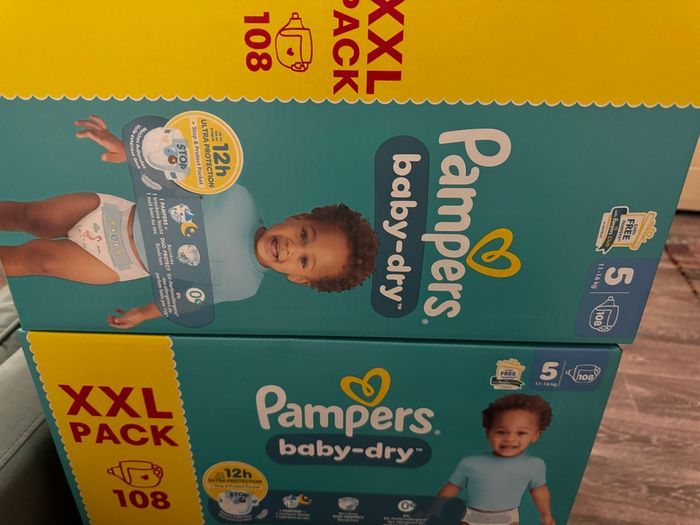 Je vends deux cartons de couches, taille 5 50€ les deux cartons soit un total de 216 couches