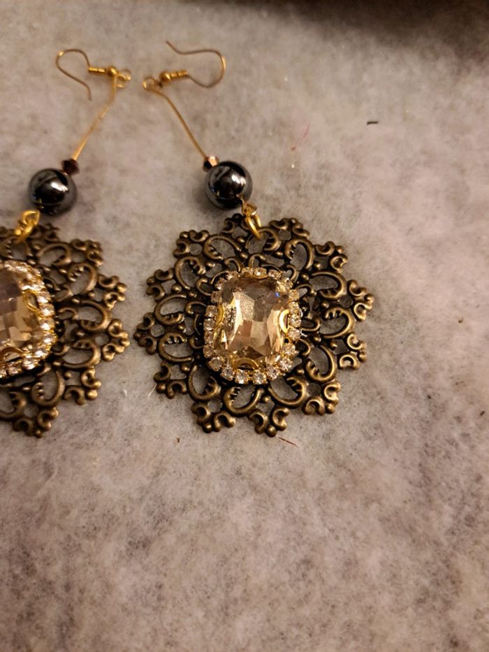 Boucles d'oreilles pendante avec strass en verre - photo numéro 4