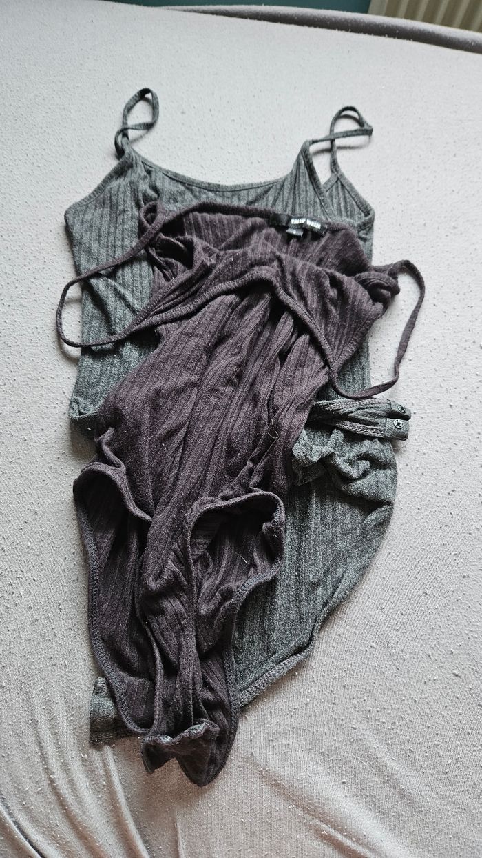 Lot 2 bodies noir et gris à bretelle moulant en très bon état - photo numéro 3