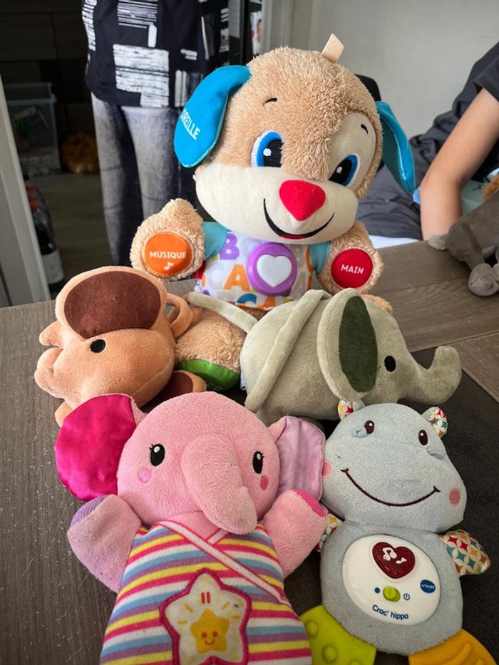lot de peluches et jouet bébé