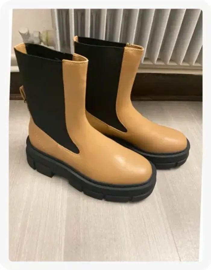 Bottines à plateforme beige et noires Mango