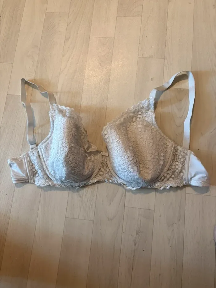 Soutien gorge blanc dentelle ampliforme 105d Kiabi très bon état