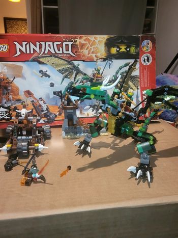 Lego Dragon vert Ninjago avec ses minifigurines